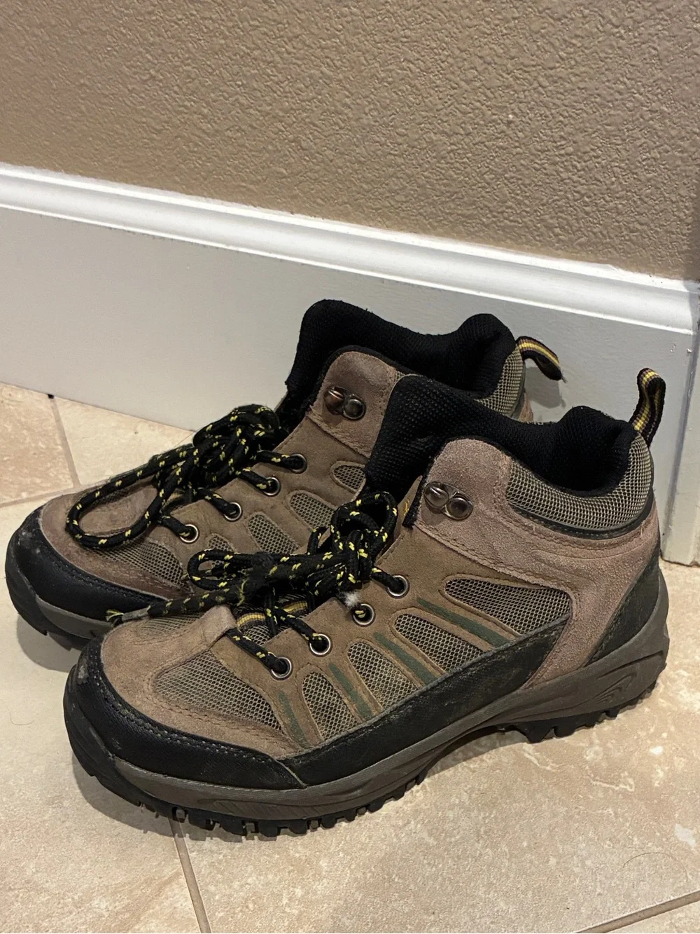 Men's Brown Hiking Shoes - Durable Outdoor Trail Sneakers